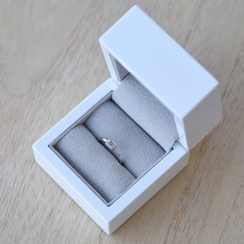 Zásnubní prsten s emerald diamantem Sade