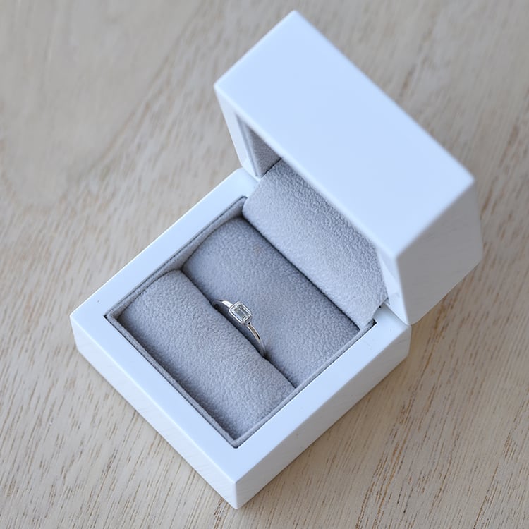 Zlatý zásnubní prsten s diamantem 100359