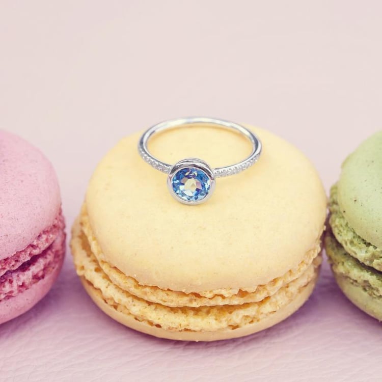 Zlatý prsten s modrým topazem 12207