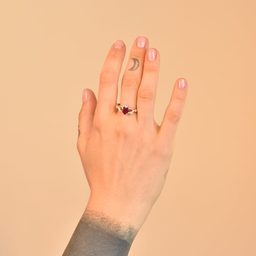 Zlatý claddagh prsten s rubínem a diamantem Norie