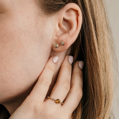 Minimalistické bezel náušnice se salt and pepper diamanty Tofine
