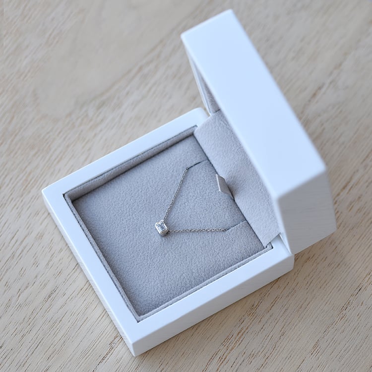 Zlatý náhrdelník s certifikovaným emerald diamantem 62628