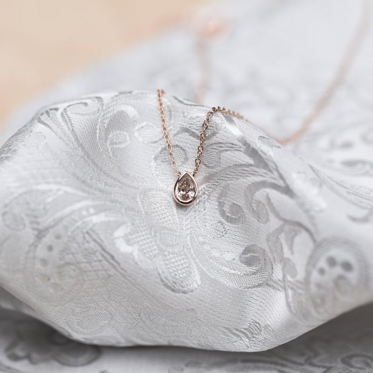 Náhrdelník s certifikovaným pear diamantem 48950