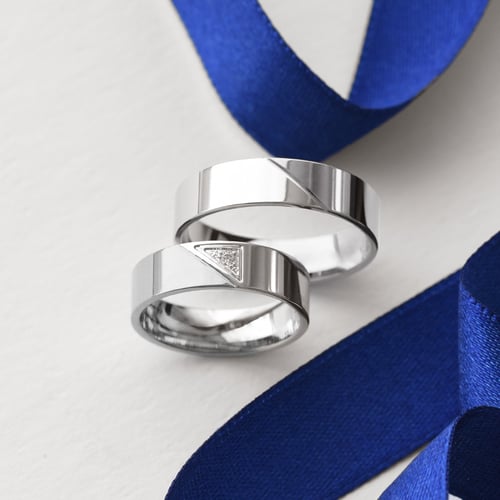 Trendy snubní prsteny ze zlata s diamanty Mert