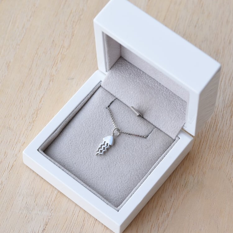 Stříbrný přívěsek ve tvaru medúzy 67192