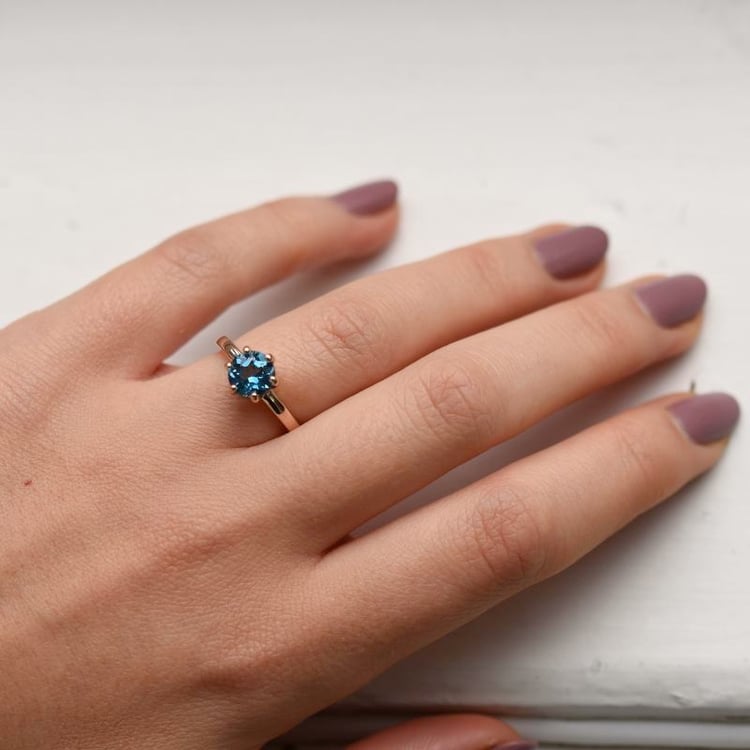 Zlatý zásnubní prsten s londýnským topazem 106890