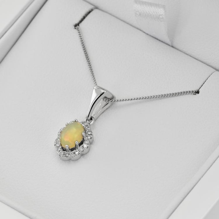 Zlatý náhrdelník s opálem a halo osazenými diamanty 35187