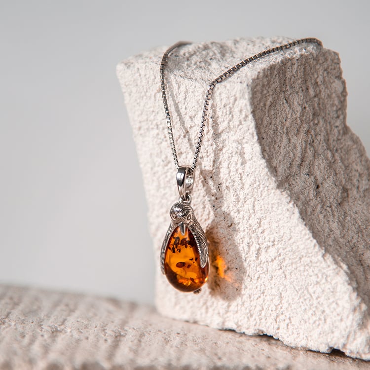 Jantarový tučňák ve stříbrném přívěsku Penguin 107790