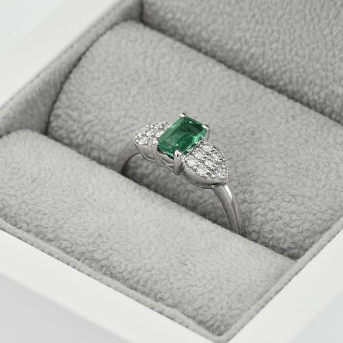 Božský prsten Tana se smaragdem a diamanty