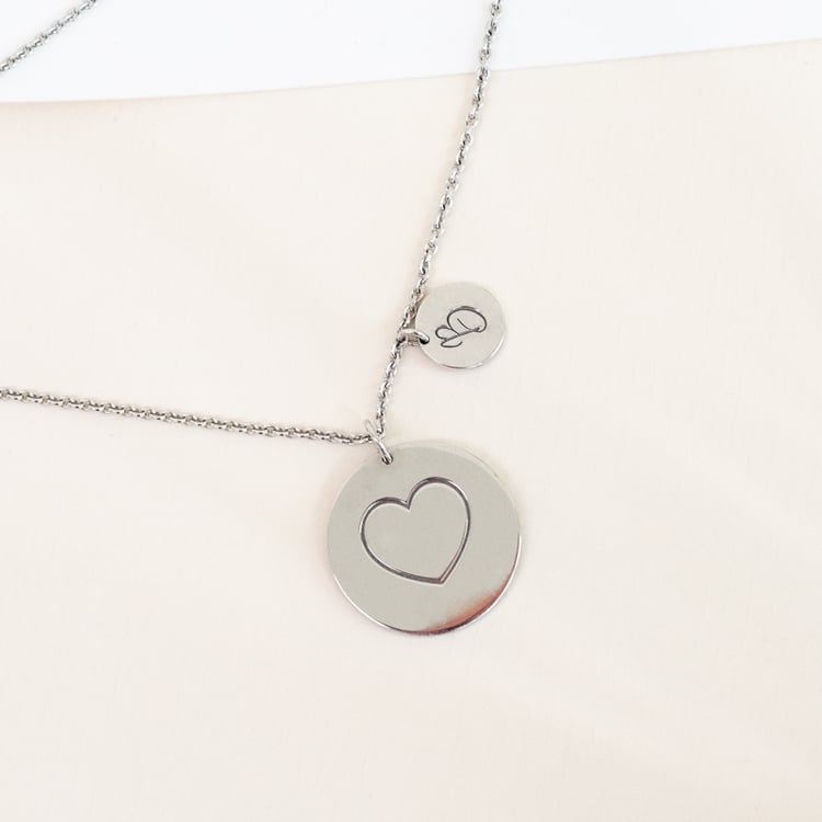 Stříbrný přívěsek se srdcem a gravírem písmene Kadie 125000