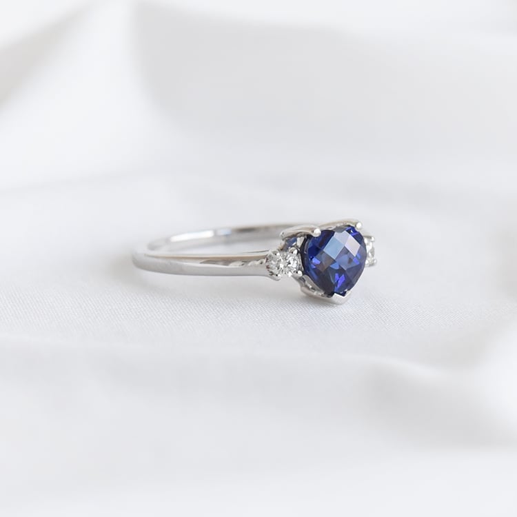Safírové srdce v prstenu s diamanty 93706