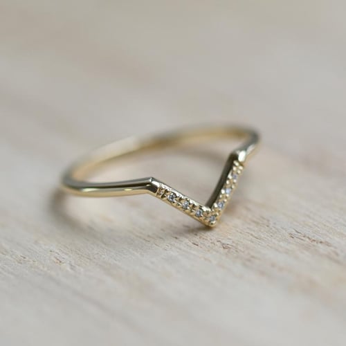 Zlatý vykrojený snubní prsten s diamanty Bebeha