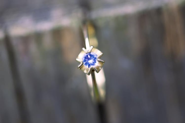 Tanzanitový prsten ze žlutého zlata 2610