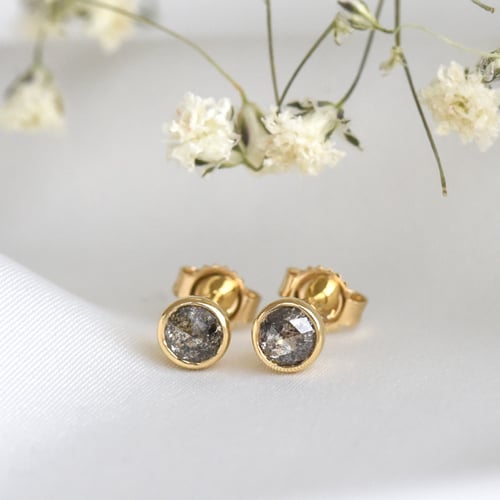 Zlaté bezel náušnice s 0.52ct salt and pepper diamanty Gledina