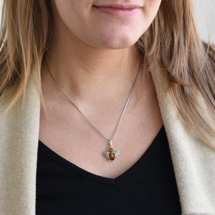 Jantarová včela ve stříbrném přívěsku Lethe 52123