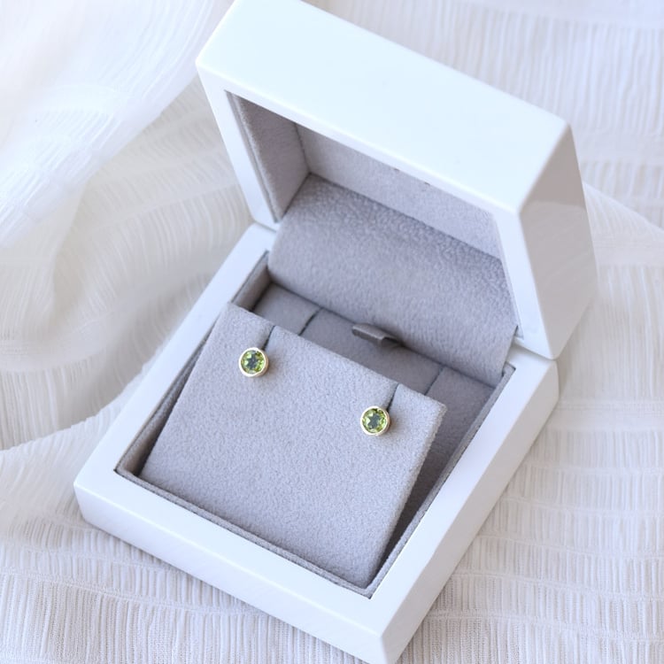 Stříbrné bezel náušnice s olivíny Wetty 102724