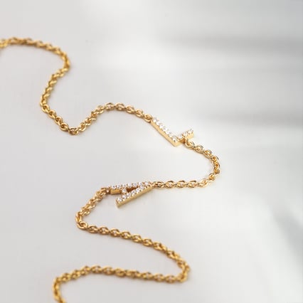 Stříbrný náramek se 2 písmenky a lab-grown diamanty Anika