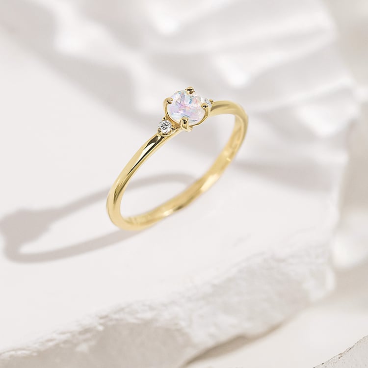 Zlatý zásnubní prsten s měsíčním kamenem a diamanty Hye 156270