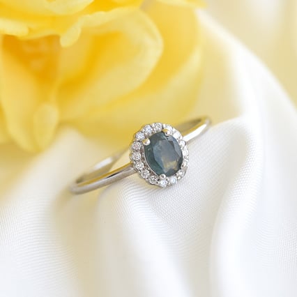 Halo prsten s alexandritem a postranními diamanty Avis