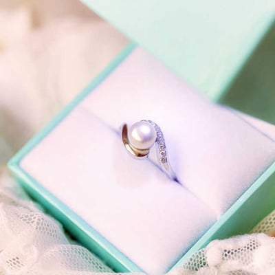 Stříbrný prsten s perlou