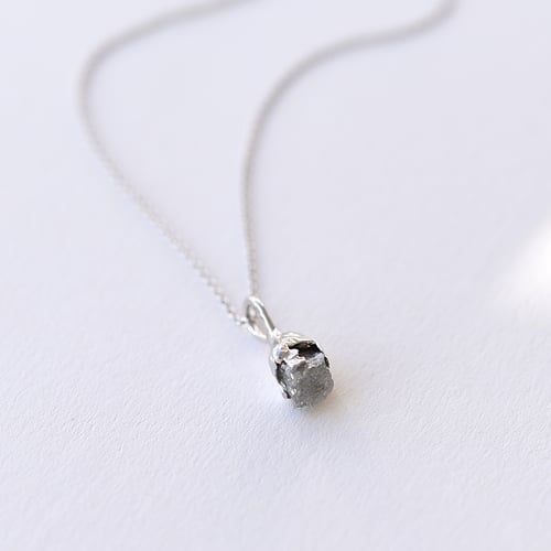 Zlatý přívěsek s nebroušeným diamantem Camryn