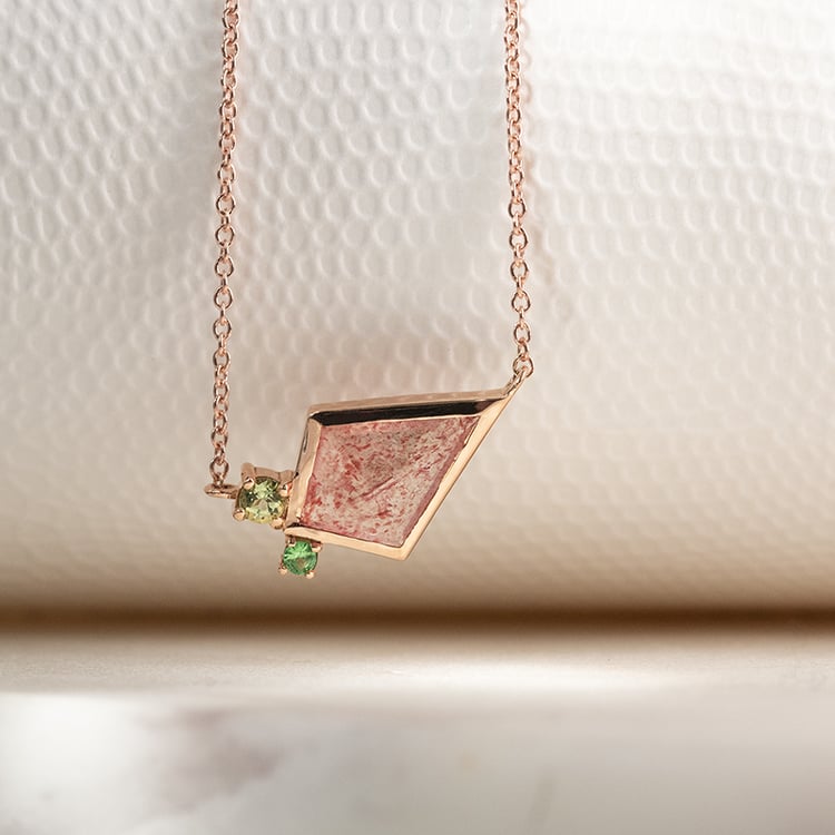 Náhrdelník s jahodovým achátem, olivínem a tsavorit granátem Milly 135319