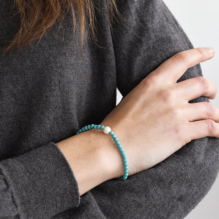 Stříbrný náramek s howlitovými korálky a perlou Moira 116008