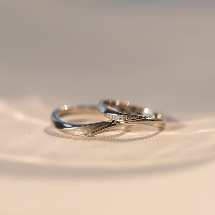 Netradiční půlkulatý snubní prsten ze zlata Abella 128352