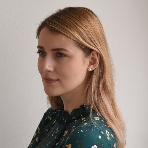Jemné stříbrné náušnice s bílými perlami Itzel
