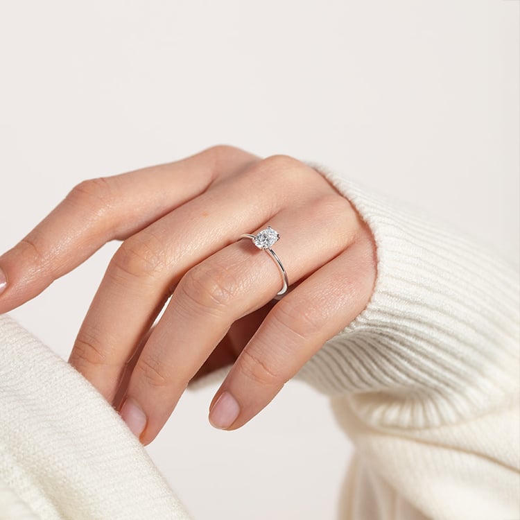 Elegantní zásnubní prsten s oval moissanitem s výběrem velikosti Frost 151528