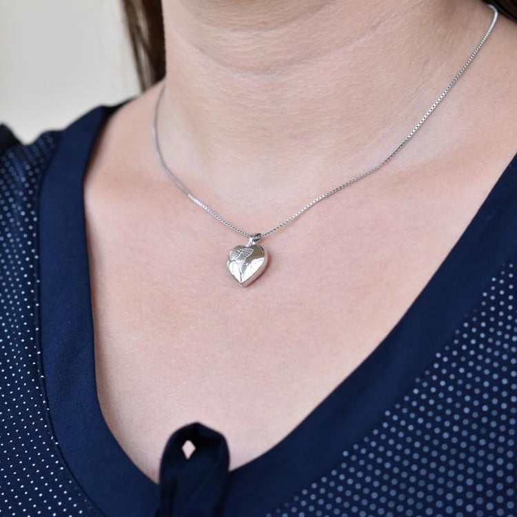 Srdíčkový stříbrný medailon s motýly Roven 18548