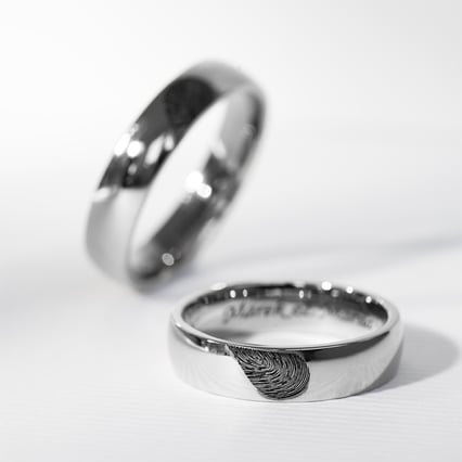 Snubní prsteny z platiny s otisky prstů Hiale