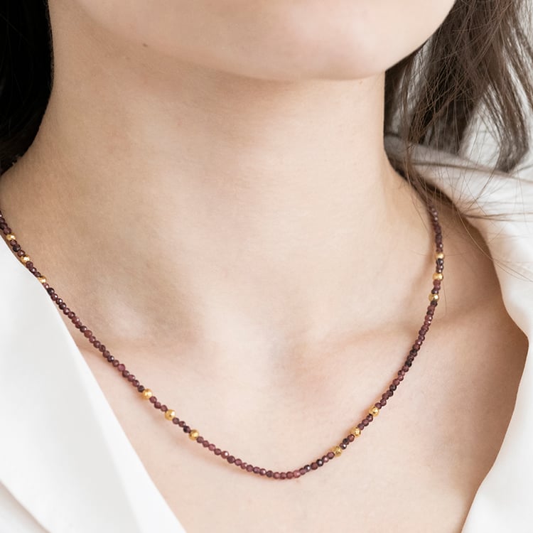 Stříbrný pozlacený náhrdelník s granátovými korálky Sheila 115667