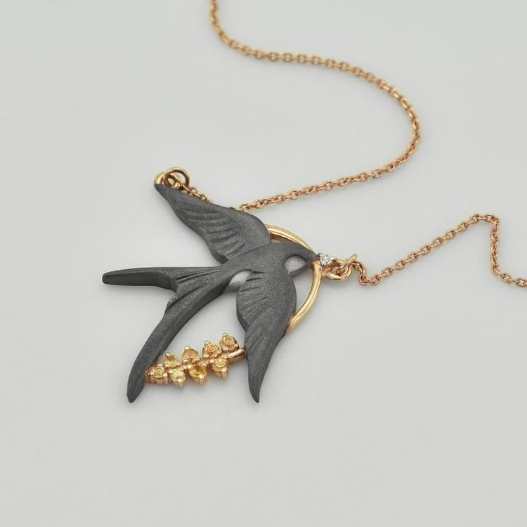 Vlaštovka v zlatém náhrdelníku 43387