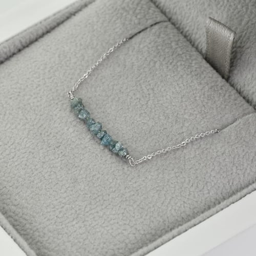 Zlatý choker s nebroušenými modrými diamanty Inaku