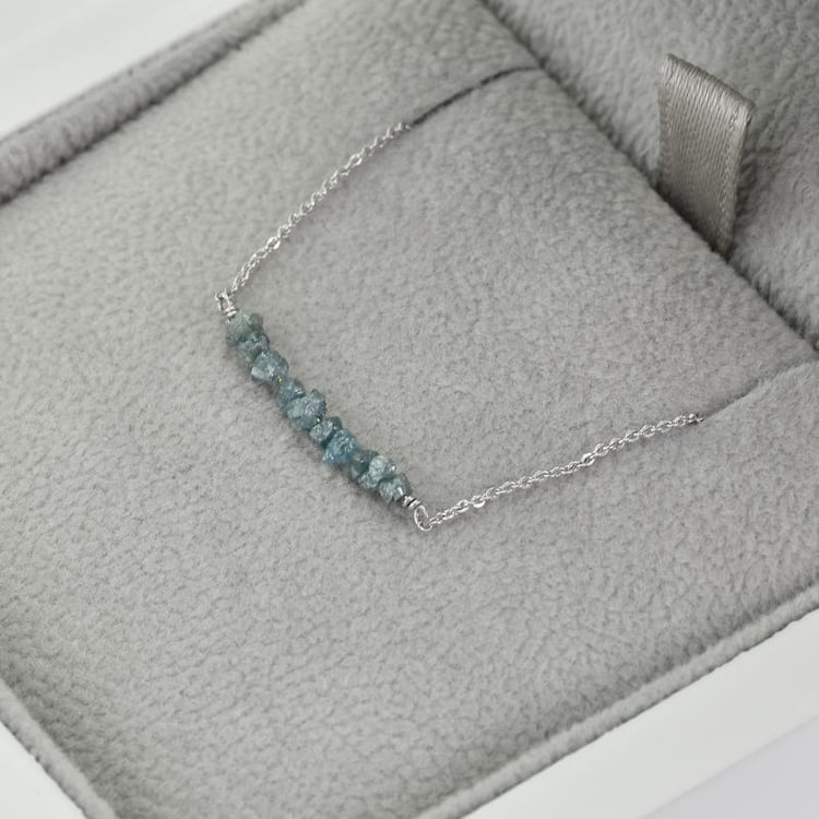 Zlatý choker s modrými diamanty 38646