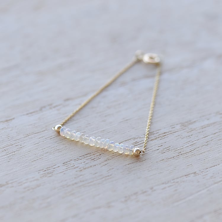 Zlatý náramek s opálovými korálky 60738