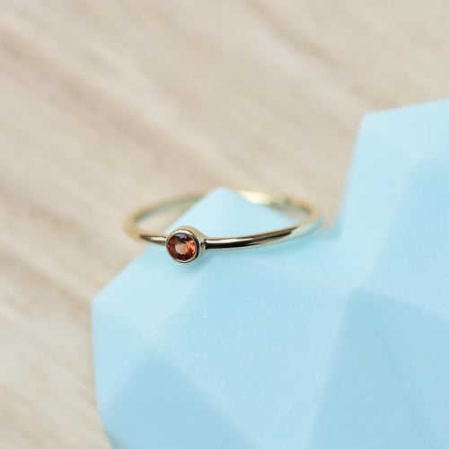 Zlatý minimalistický prsten s padparadscha safírem Emilien