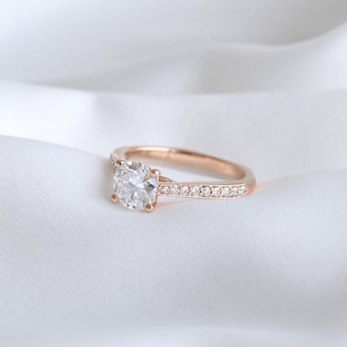 Zásnubní prsten s moissanitem a postranními diamanty Ulani