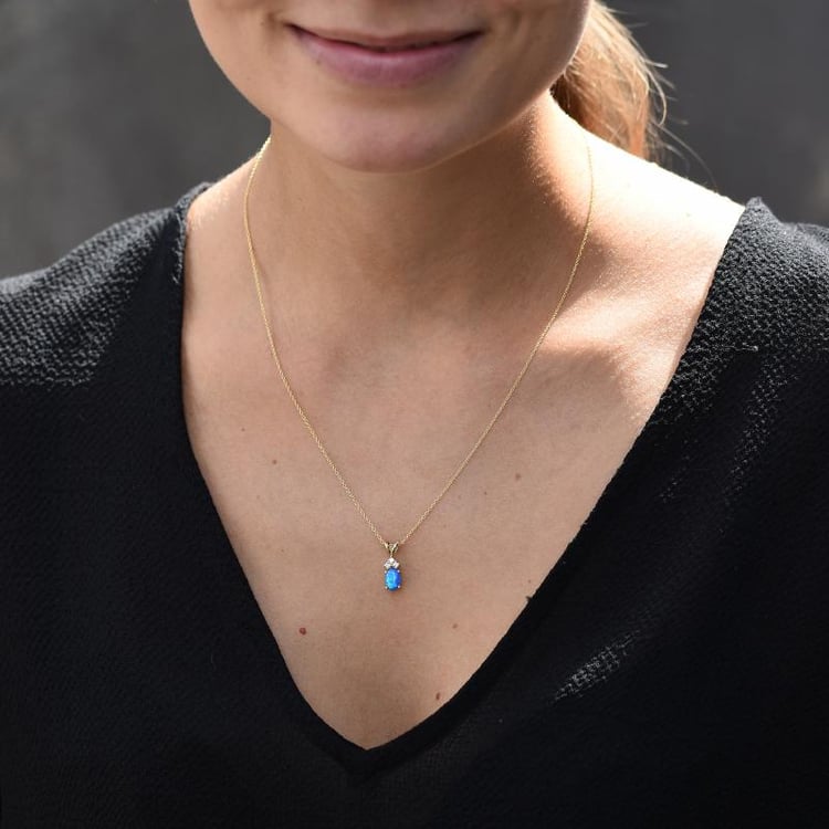 Zlatý přívěsek s modrým oválným opálem a diamanty 47788