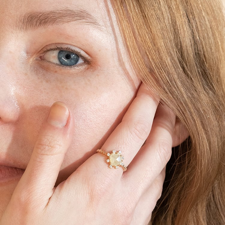 Zlatý prsten se žlutým salt and pepper diamantem Alyce 117835