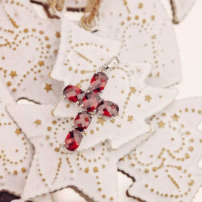 Stříbrný křížek s granáty