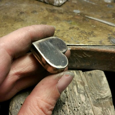 Příprava medailonku na leštění