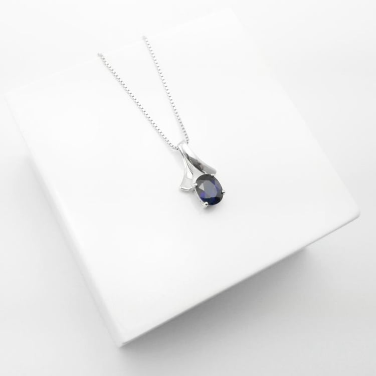 Náhrdelník s temně modrým safírem 10487