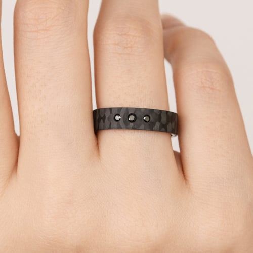 Plochý prsten z karbonu a zlata s černými diamanty Walker