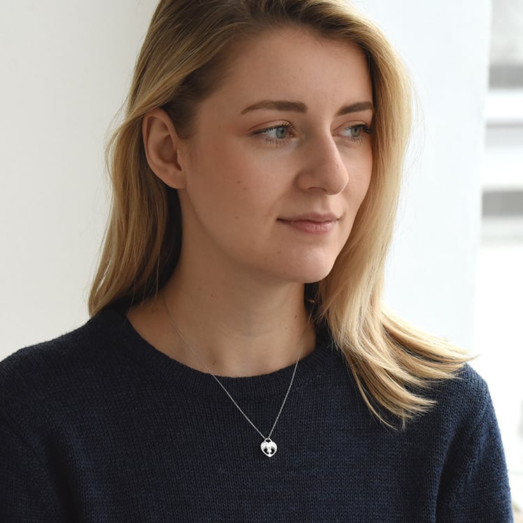 Stříbrný přívěsek dětské nožičky s diamantem a gravírem Olivia 103376