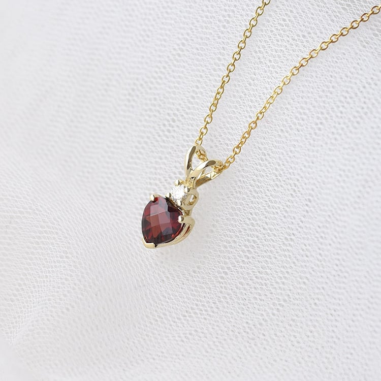 Zlatý náhrdelník s granátem a diamantem 69286