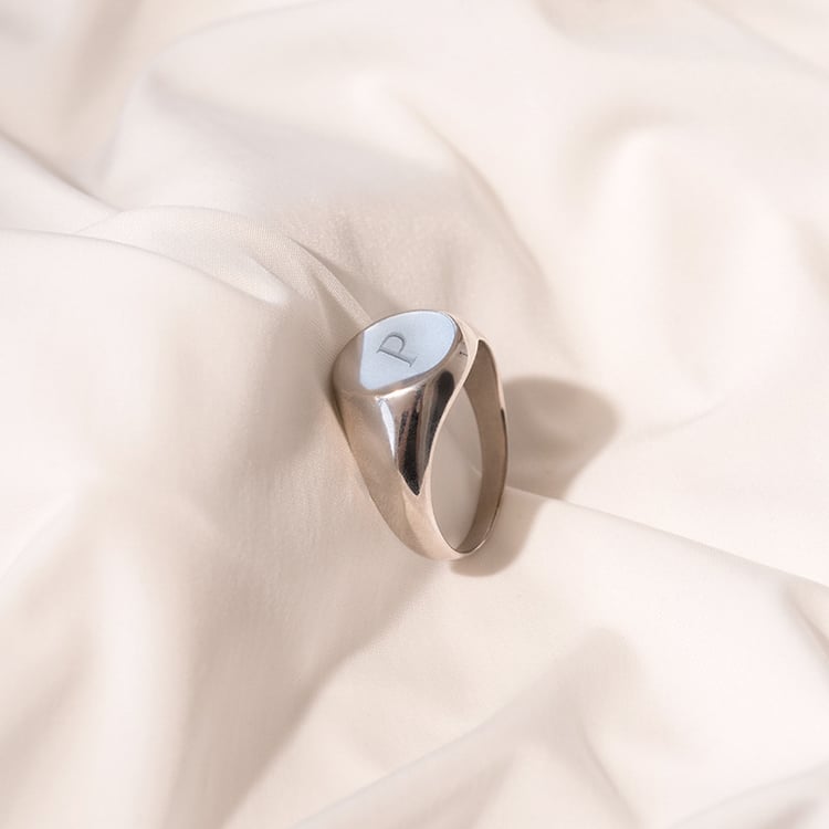 Prsten s gravírem písmene Kourtney 102116