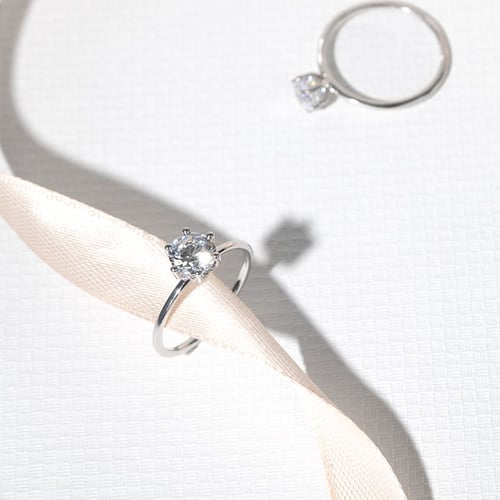 Zdobený zásnubní prsten s diamanty Donia