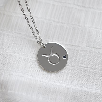 Stříbrný přívěsek se znamením a modrým safírem Býk